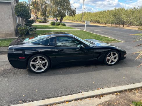 Used 1998 Chevrolet Corvette Coupe w/ Performance Handling Pkg image 4