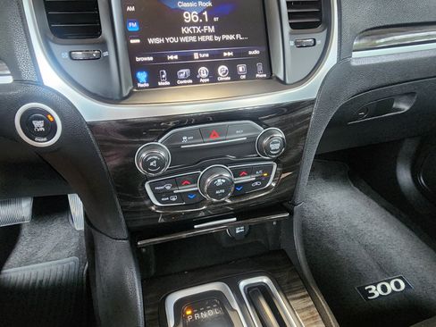 Used 2016 Chrysler 300 Limited image 12