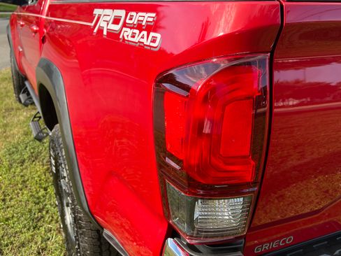 Used 2019 Toyota Tacoma TRD Off-Road w/ Phone Cable & Charge Package image 17