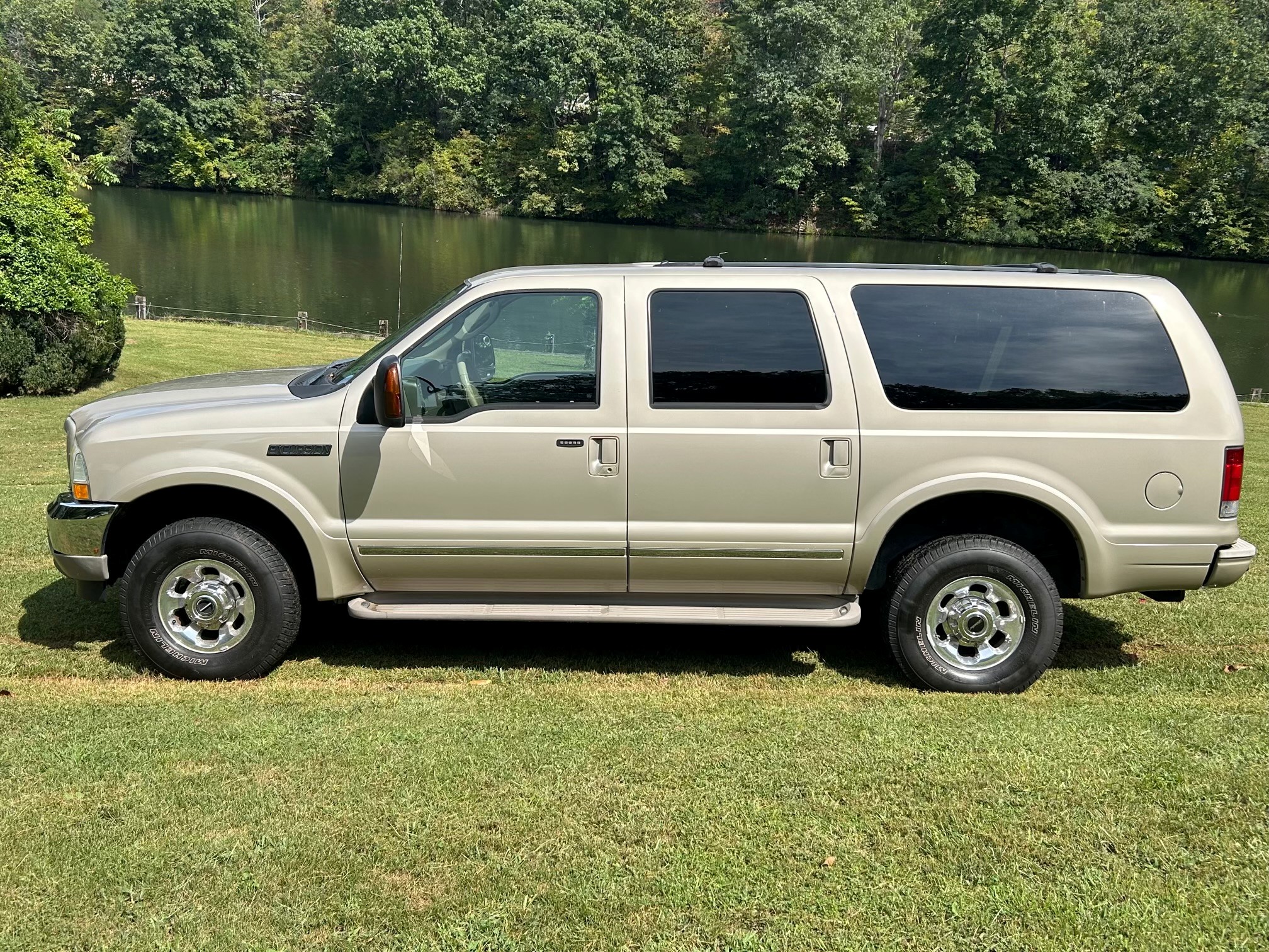 Used 2004 Ford Excursion Limited AWD/4WD image 1