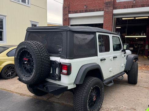 Used 2018 Jeep Wrangler Unlimited Sport S image 8