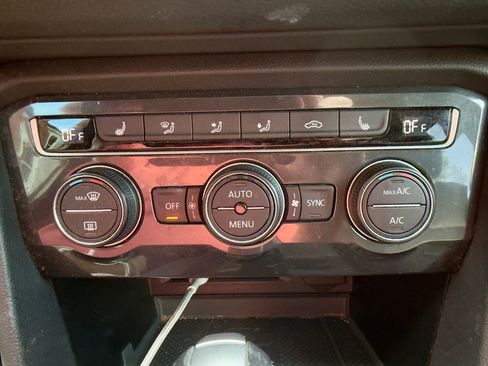 Used 2020 Volkswagen Tiguan SE w/ Panoramic Sunroof Package image 13