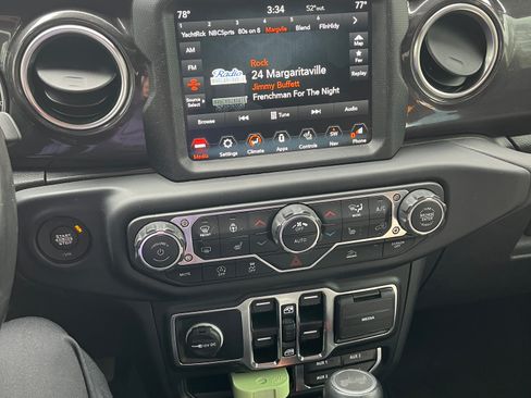 Used 2022 Jeep Wrangler Unlimited Sahara image 12