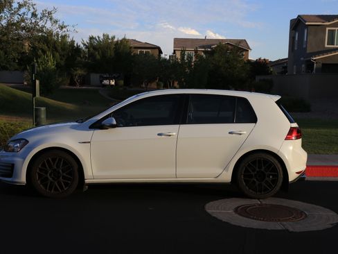Used 2017 Volkswagen GTI SE FWD image 4