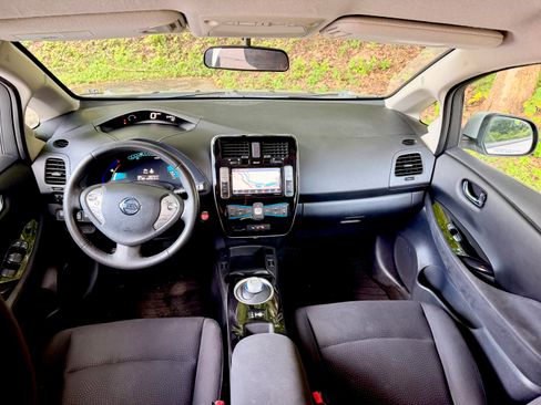 Used 2017 Nissan Leaf SV w/ Premium Package FWD image 12