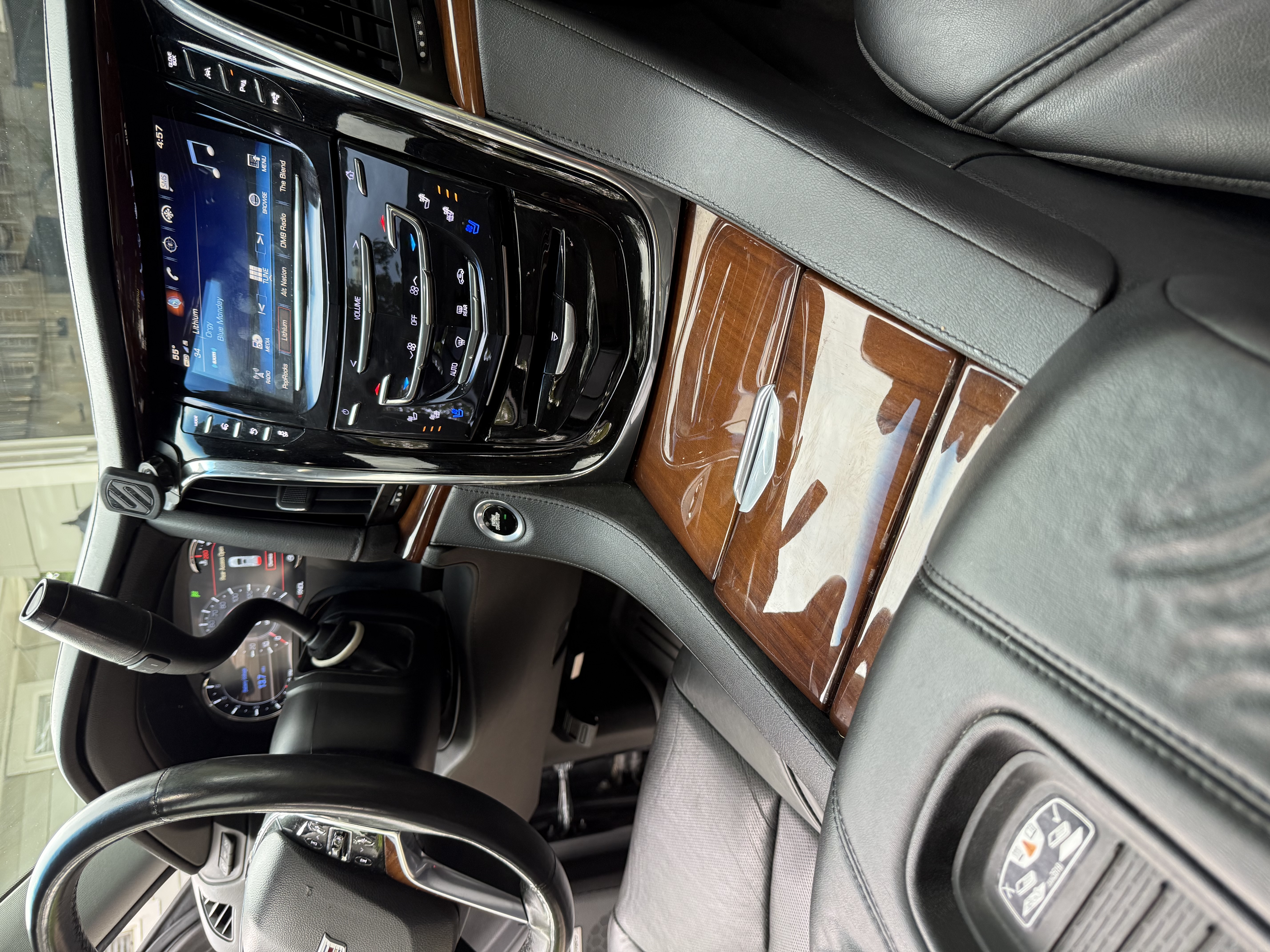 Used 2017 Cadillac Escalade ESV Luxury AWD/4WD image 14