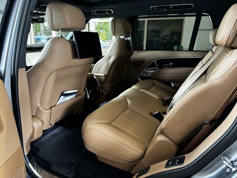 Used 2024 Land Rover Range Rover Long Wheelbase SE image 5