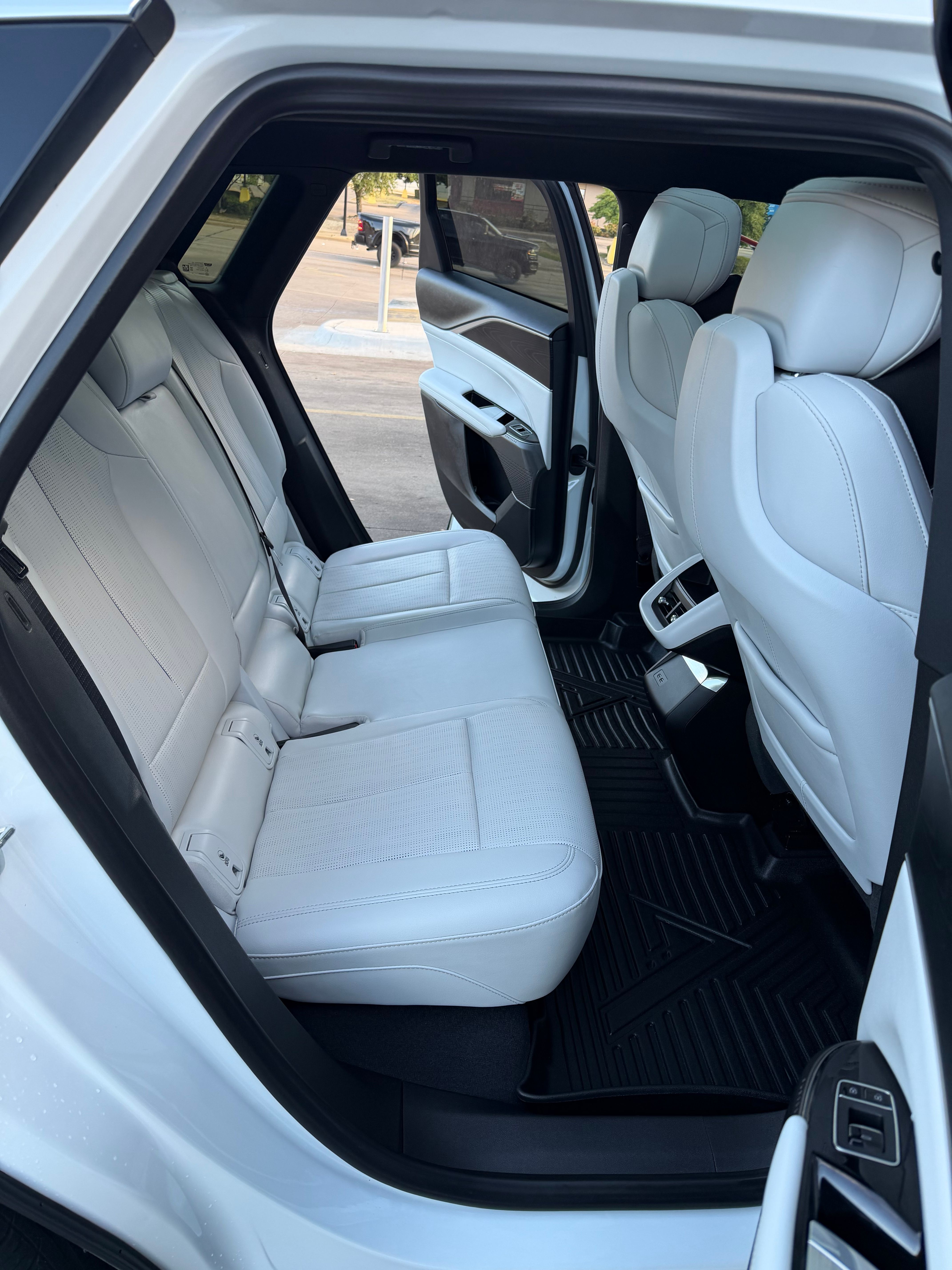 Used 2024 Cadillac Lyriq Luxury RWD image 6