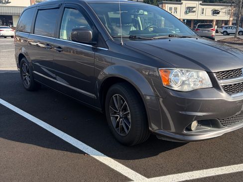 Used 2017 Dodge Grand Caravan SXT image 1