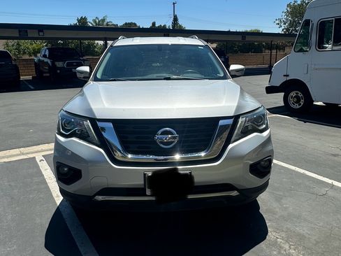Used 2017 Nissan Pathfinder SV FWD image 2