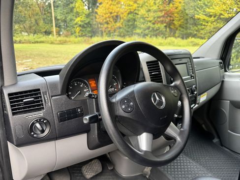 Used 2016 Mercedes-Benz Sprinter 2500 image 19