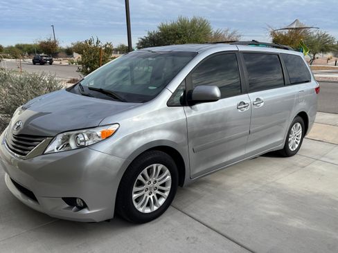 Used 2017 Toyota Sienna XLE Premium image 2