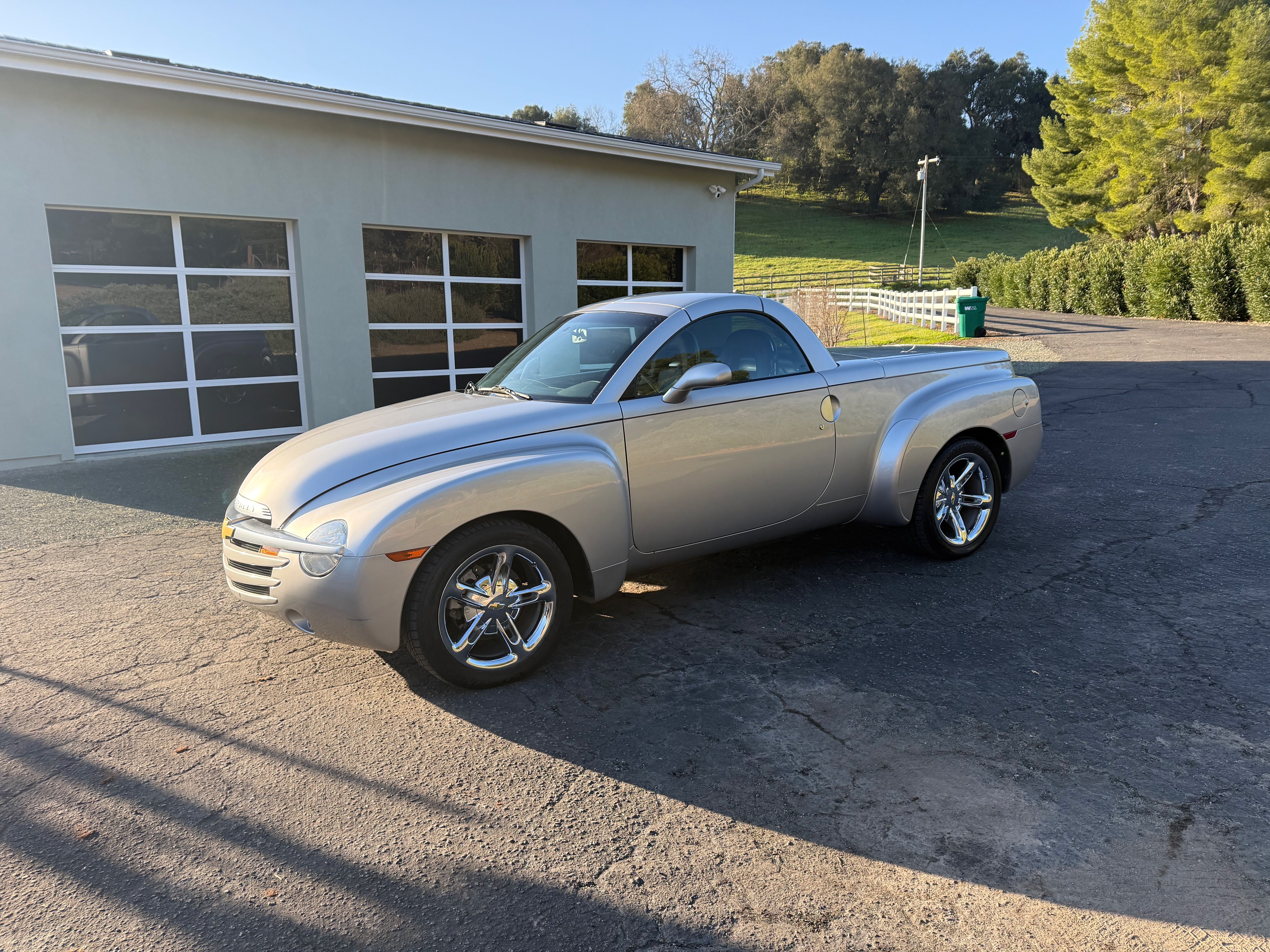 Used 2005 Chevrolet SSR w/ Preferred Equipment Group RWD image 1