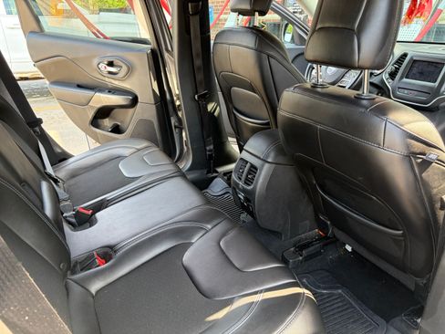 Used 2019 Jeep Cherokee Latitude Plus w/ Comfort/Convenience Group FWD image 13