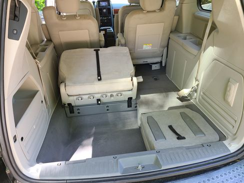 Used 2008 Chrysler Town & Country Touring image 18