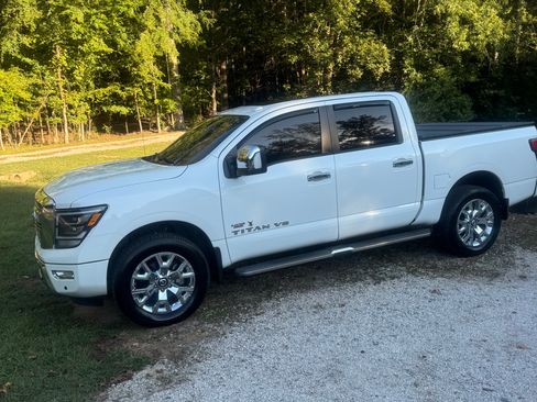 Used 2020 Nissan Titan SL w/ Moonroof Package image 2
