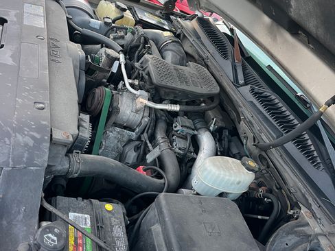 Used 2006 Chevrolet Silverado 2500 LT w/ Heavy-Duty Power Package AWD/4WD image 2