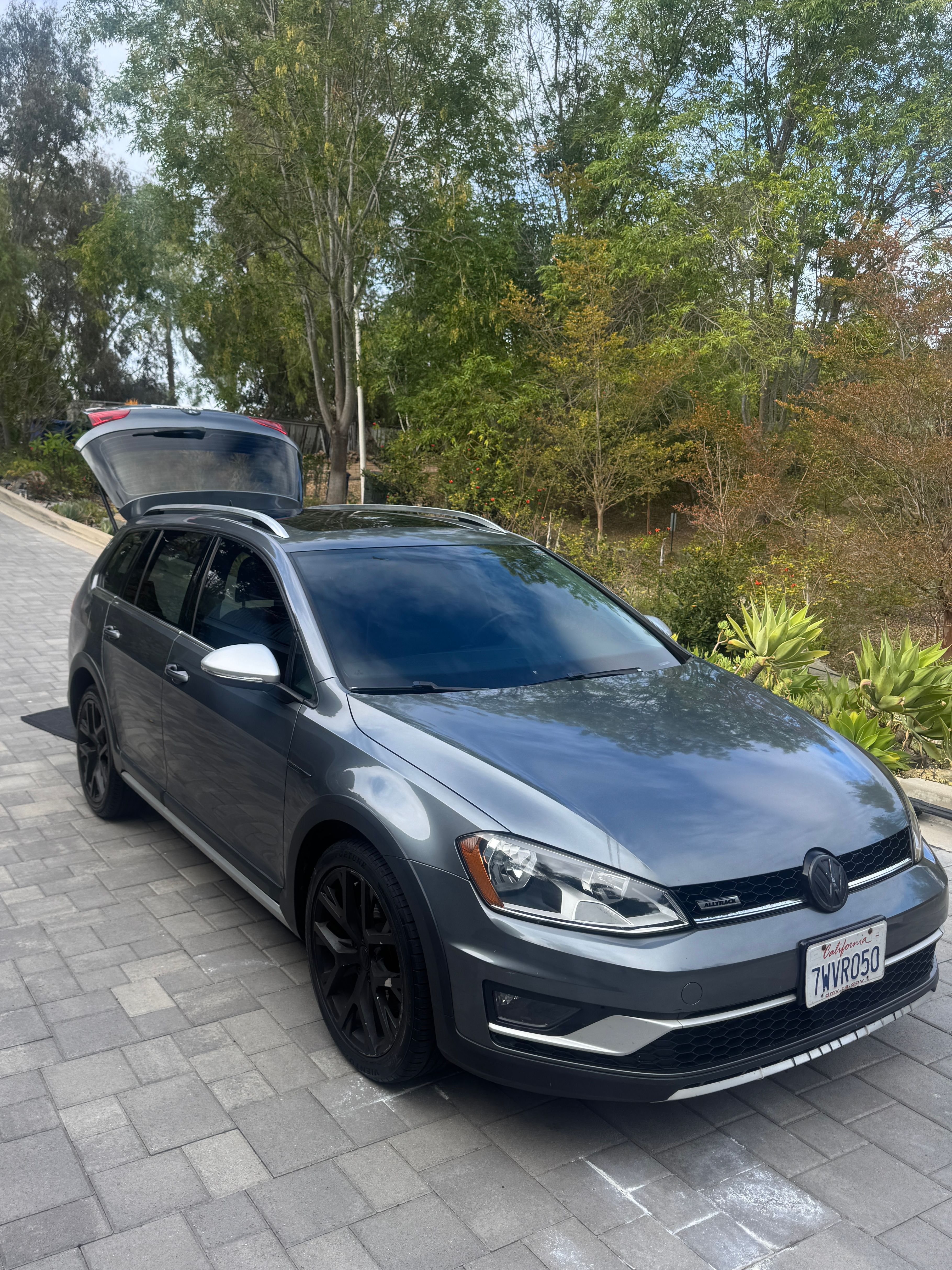 Used 2017 Volkswagen Golf Alltrack SEL AWD/4WD image 2