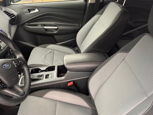 Used 2017 Ford Escape SE w/ Equipment Group 201A image 5