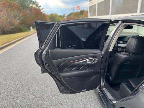 Used 2011 INFINITI M56 w/ Sport Pkg image 17