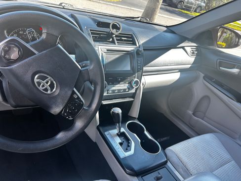 Used 2014 Toyota Camry LE image 9