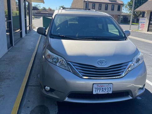 Used 2015 Toyota Sienna Limited image 1