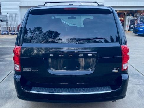 Used 2017 Dodge Grand Caravan SXT image 4
