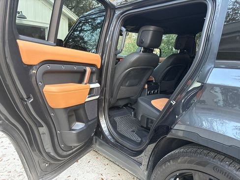 Used 2024 Land Rover Defender 110 X-Dynamic SE image 10