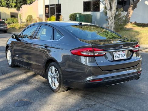 Used 2018 Ford Fusion SE image 2
