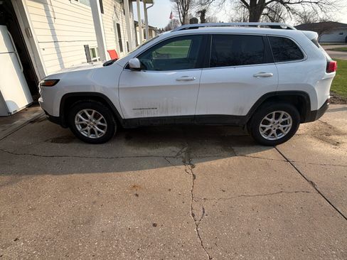 Used 2017 Jeep Cherokee Latitude image 5