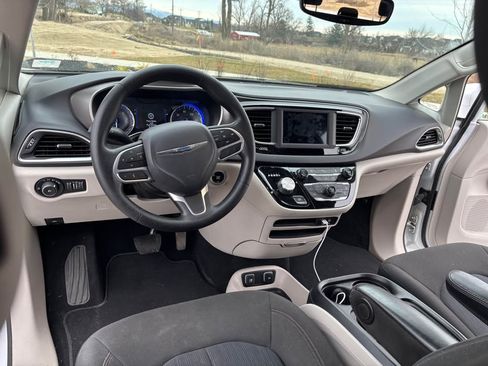 Used 2020 Chrysler Pacifica Touring image 14