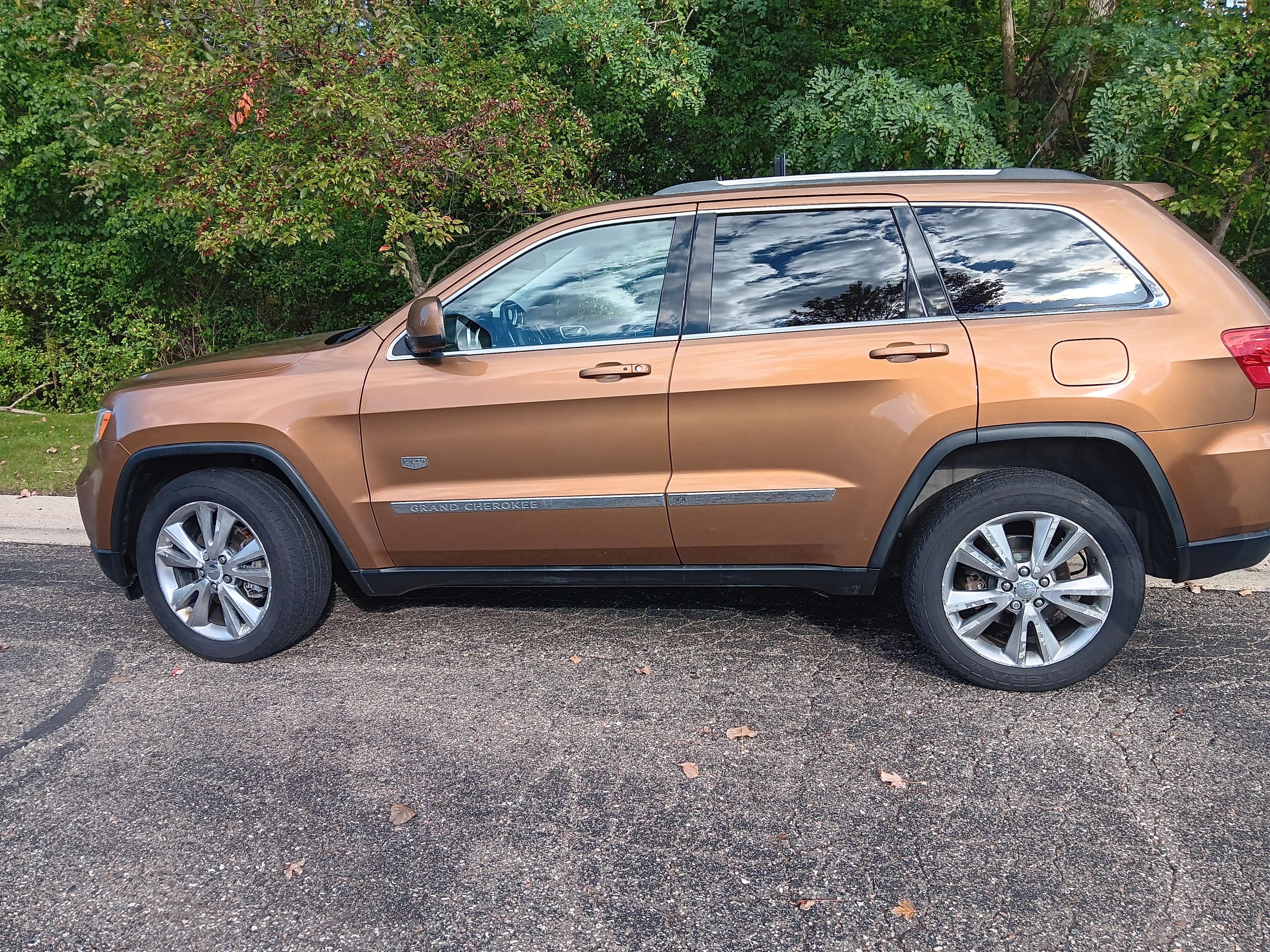 Used 2011 Jeep Grand Cherokee 70th Anniversary AWD/4WD image 11