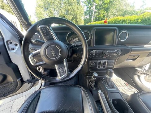 Used 2019 Jeep Wrangler Unlimited Sahara image 8