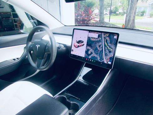 Used 2021 Tesla Model Y Long Range AWD/4WD image 13