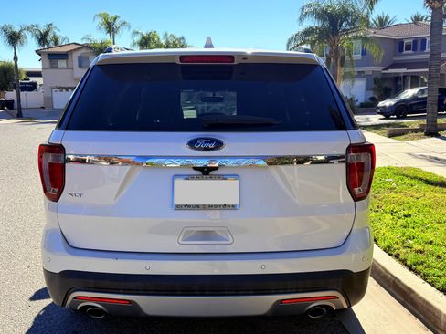 Used 2017 Ford Explorer XLT w/ Equipment Group 202A image 5