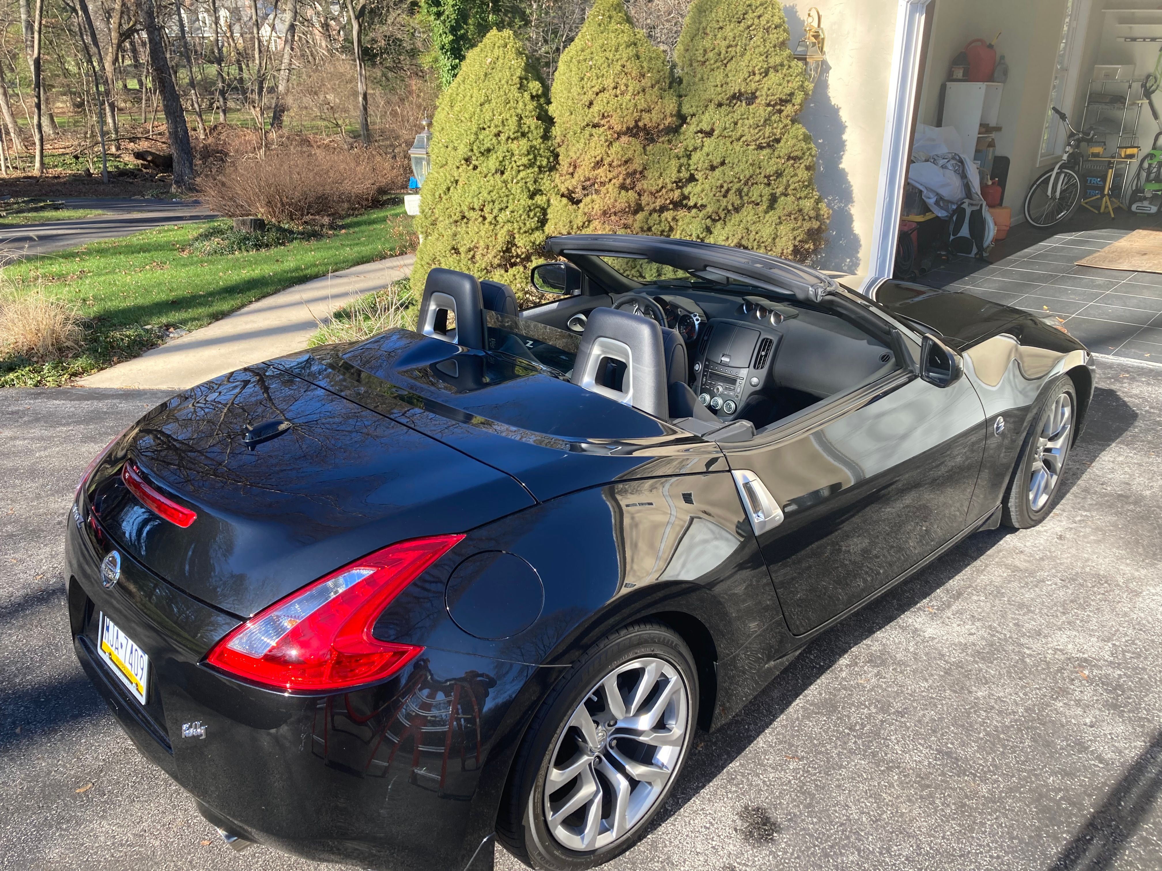Used 2010 Nissan 370Z Touring RWD image 1