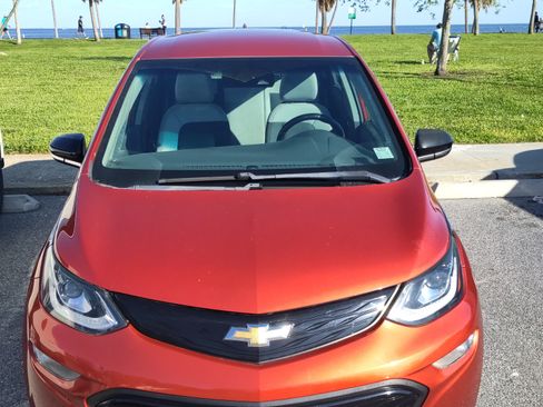 Used 2020 Chevrolet Bolt LT image 2