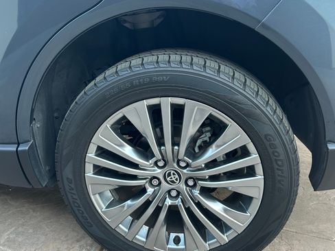 Used 2022 Toyota Venza Limited image 11