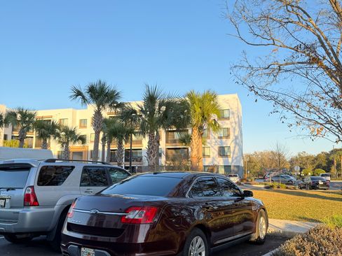 Used 2012 Ford Taurus SE image 1