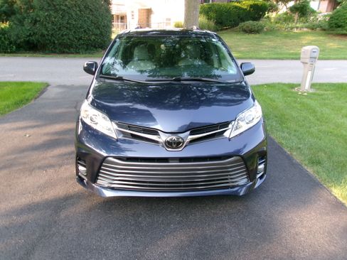 Used 2018 Toyota Sienna XLE Premium FWD image 6