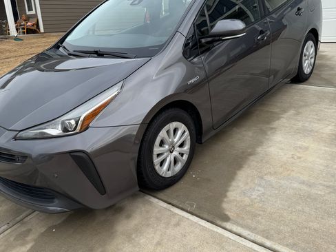 Used 2020 Toyota Prius LE image 1