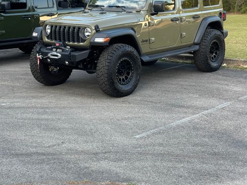 Used 2025 Jeep Wrangler Unlimited Sport AWD/4WD image 4
