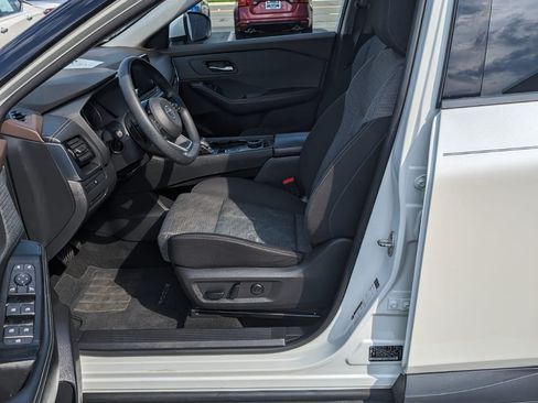 Used 2021 Nissan Rogue SV image 9