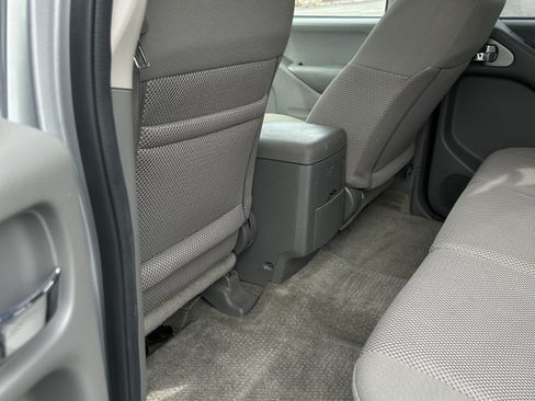 Used 2016 Nissan Frontier SV image 8