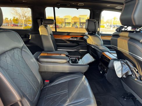 Used 2022 Jeep Grand Wagoneer Series III image 12