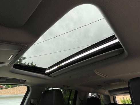 Used 2017 Chevrolet Suburban LT image 24