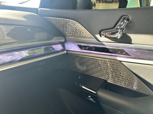 Used 2023 BMW i7 xDrive60 image 12