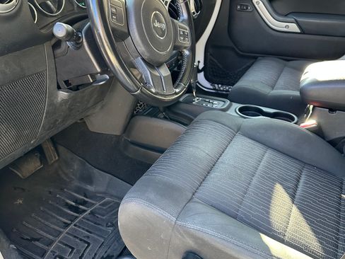 Used 2012 Jeep Wrangler Unlimited Sahara image 8