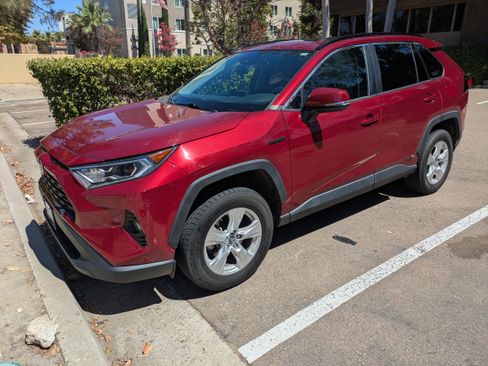 Used 2019 Toyota RAV4 XLE w/ Carpet Mat Package AWD/4WD image 1