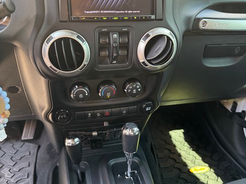 Used 2017 Jeep Wrangler Unlimited Sahara w/ Connectivity Group image 17